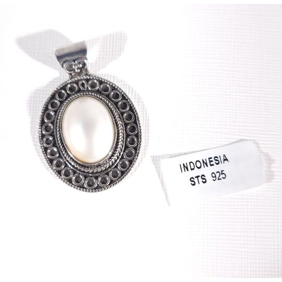 White Mabe Pearl Pendant Sterling Silver - Picture 7 of 10